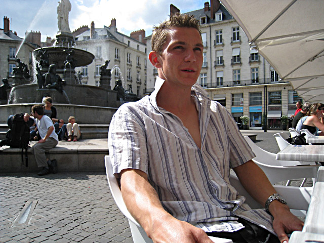 Nous nous installons à la terrasse d'un café