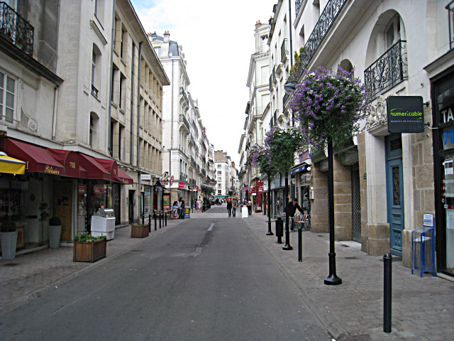 Thierry me dépose dans le centre-ville de Nantes