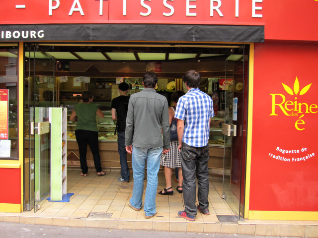 Je fais la queue à la boulangerie