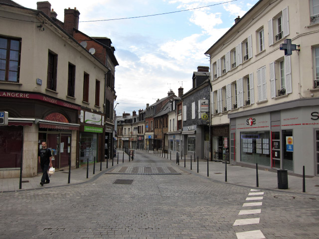 Arrivée à Évreux, première étape : 120 km parcourus. Il est 20h30, la ville est déserte